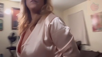 En Stedmor I En Særlig Video Til En Fan (Custom Order)